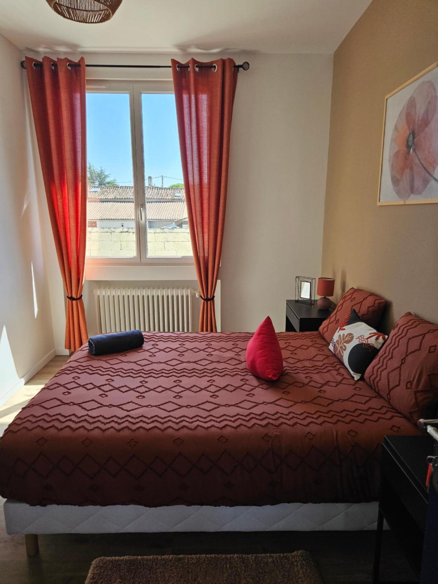 Maison Spacieuse Privatisee Ou A La Chambre - Places De Parking Saint-Michel  エクステリア 写真