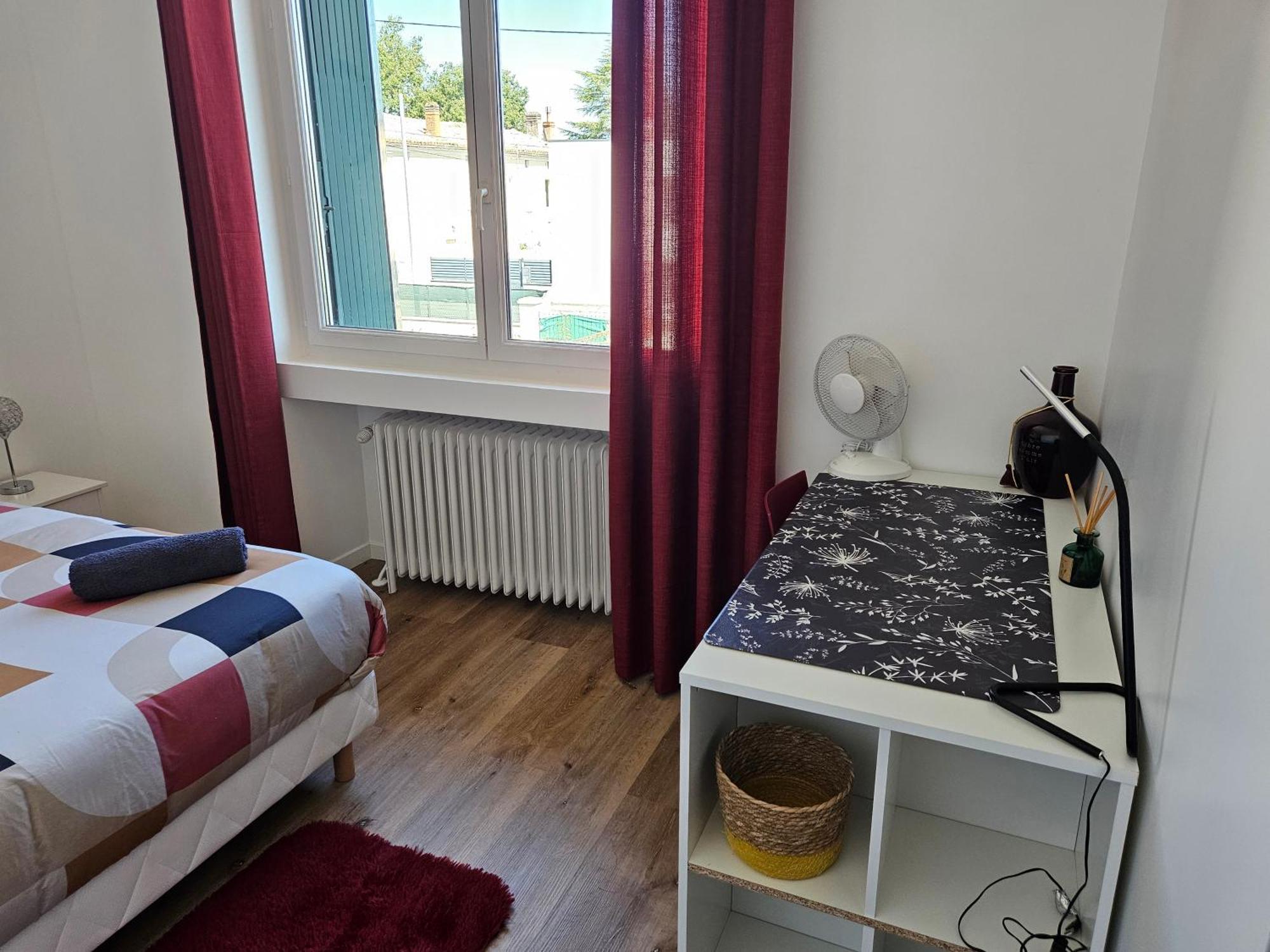Maison Spacieuse Privatisee Ou A La Chambre - Places De Parking Saint-Michel  エクステリア 写真