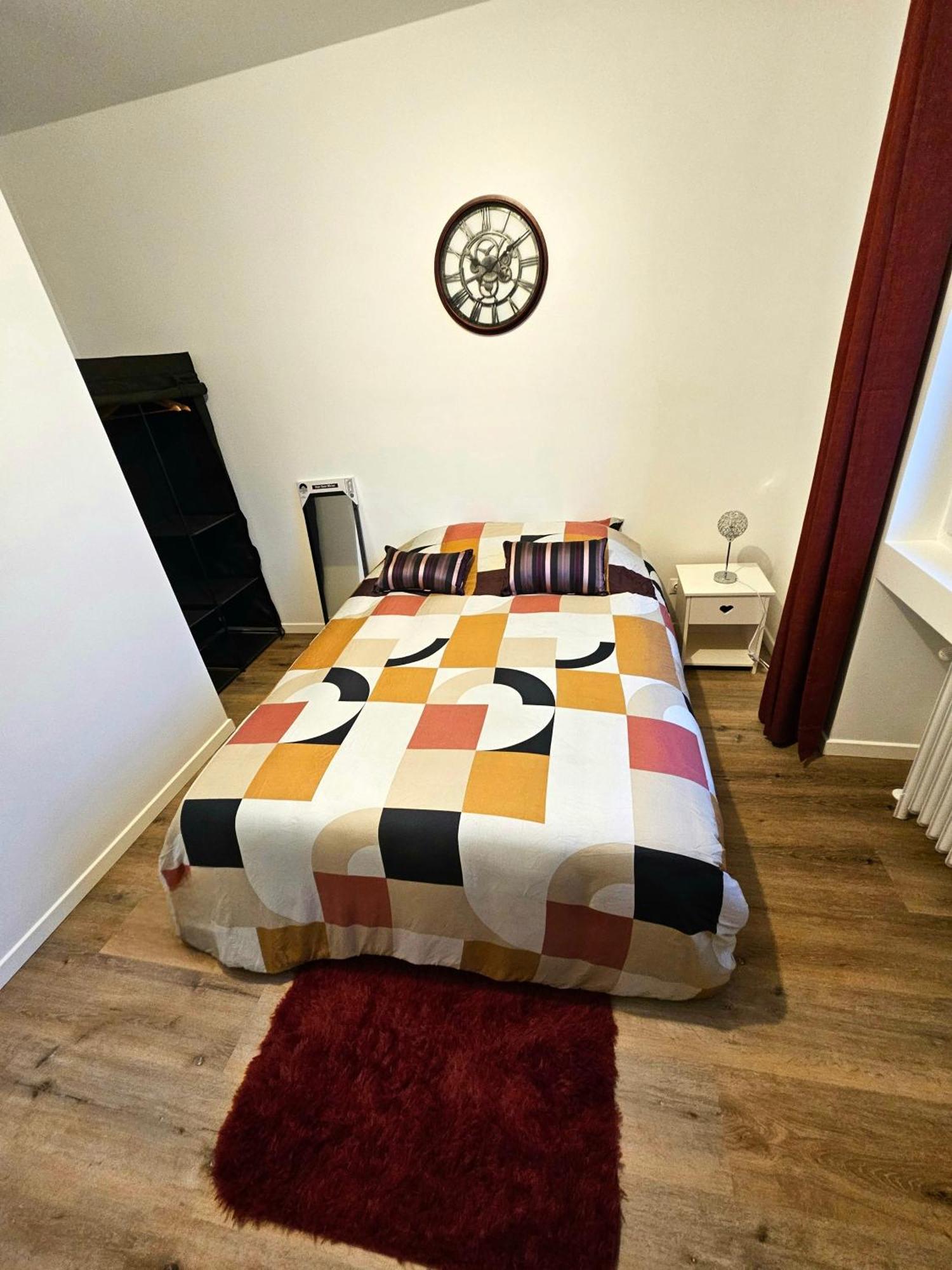 Maison Spacieuse Privatisee Ou A La Chambre - Places De Parking Saint-Michel  エクステリア 写真