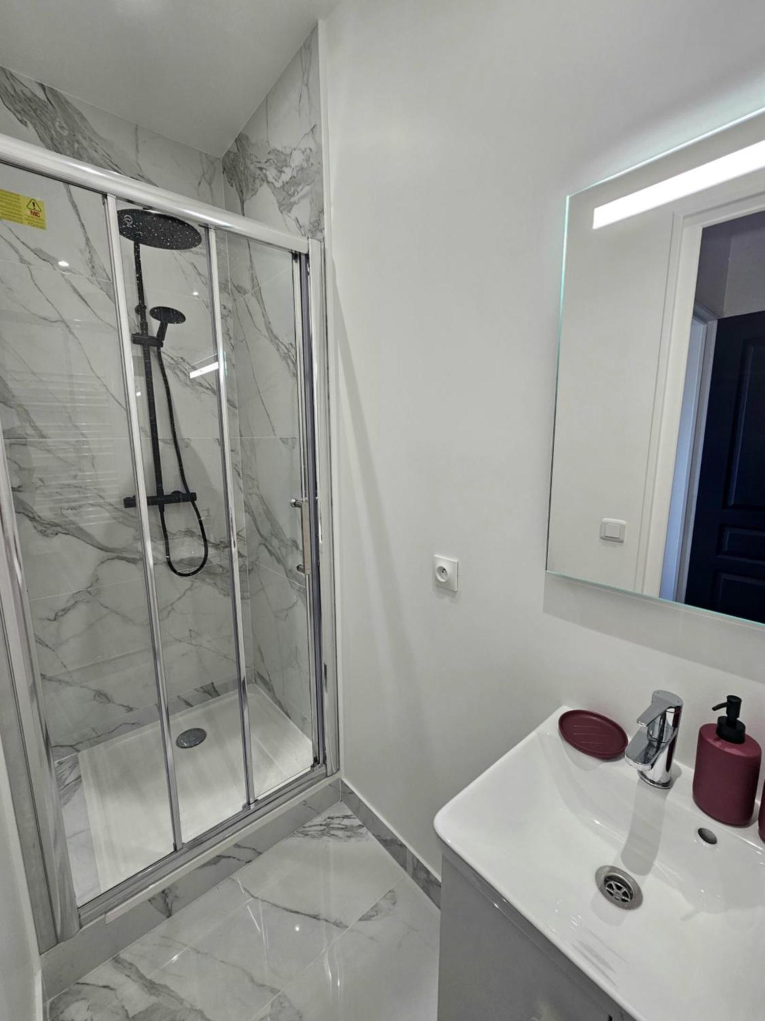 Maison Spacieuse Privatisee Ou A La Chambre - Places De Parking Saint-Michel  エクステリア 写真