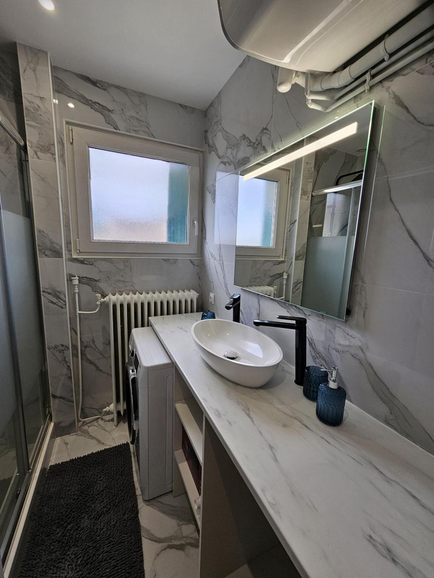 Maison Spacieuse Privatisee Ou A La Chambre - Places De Parking Saint-Michel  エクステリア 写真